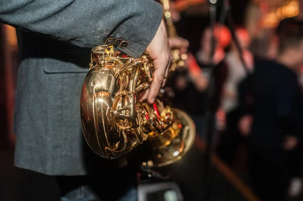 Lecteur Saxophone Dans Noir — Photo