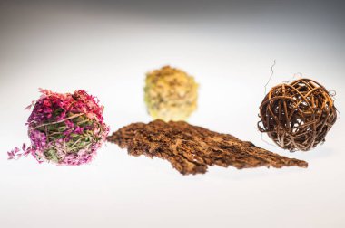 Beyaz arkaplanda dekoratif çiçek topları