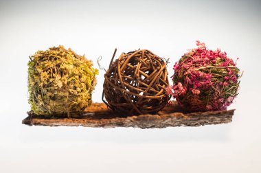 Beyaz arkaplanda dekoratif çiçek topları