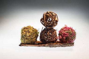 Beyaz arkaplanda dekoratif çiçek topları