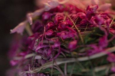 Pembe çiçek desenli top makrosu.