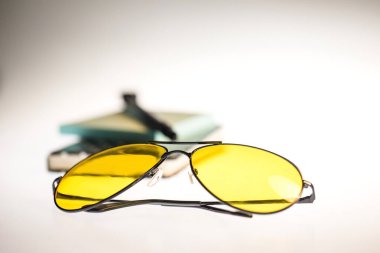 Güneş gözlüğü ve durgun beyaz arkaplan