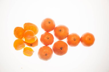 beyaz arkaplanda portakallar