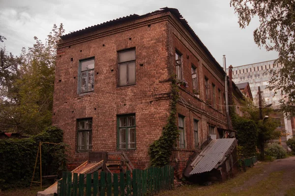 Efeu Auf Einem Alten Backsteinhaus — Stockfoto