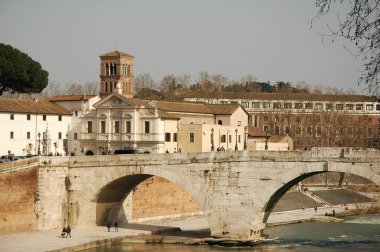 Roma 'daki eski taş köprü