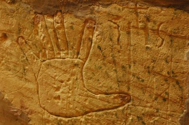 Eski bir duvara kazınmış bir el.