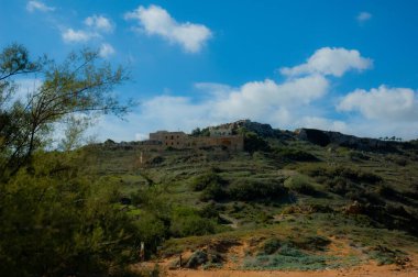 Malta ve yeşil vadi ve kale manzaraları