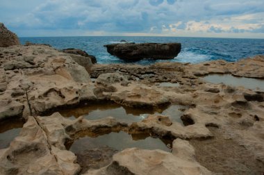 Taşlı ve mavi suyu olan Malta plajı.
