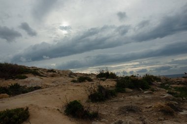 Rimini 'de günbatımı sisli plaj