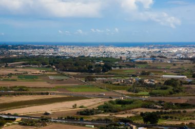 Malta ve yeşil vadi ve kale manzaraları