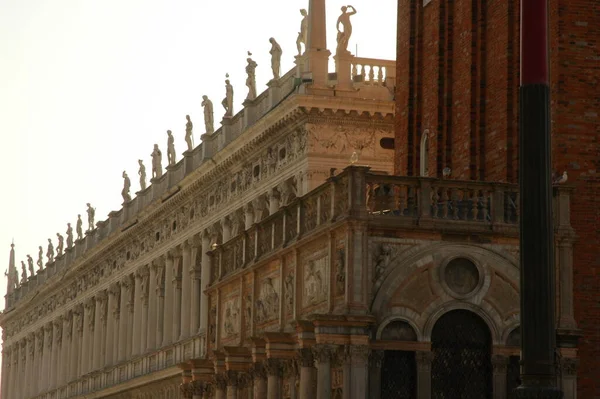 夏のヴェネツィアの宮殿建築 — ストック写真