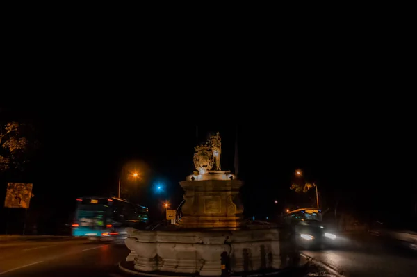 Kleiner Stadtbrunnen Bei Nacht — Stockfoto