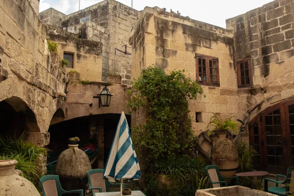 Antiguo Patio Con Interior Bajo Cielo Azul — Foto de Stock