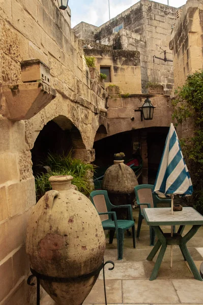 Antiguo Patio Con Interior Bajo Cielo Azul — Foto de Stock