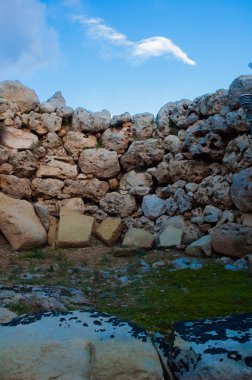 Gozo Adası 'ndaki antik taş çit binası.