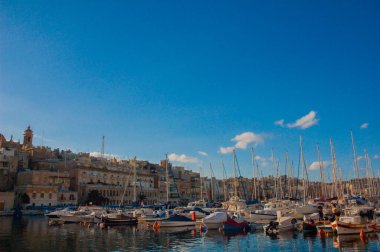 Malta ve yeşil vadi ve kale manzaraları