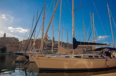 Mavi gökyüzü ile Malta 'daki sanayi limanı