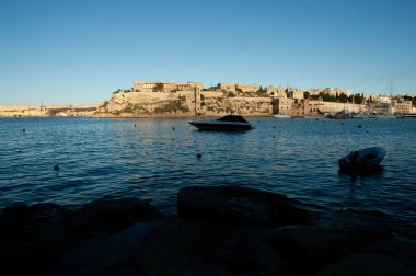 Gün batımında Valetta pitoresk limanı