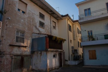 Yazın eski Avrupa caddesi. Sıcak ışık