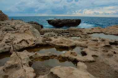 Taşlı ve mavi suyu olan Malta plajı.