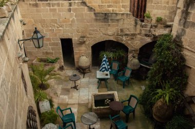 Yazın gökyüzünün altında iç kısımları olan eski bir teras.