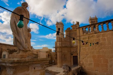 Renkli ampulleri ve heykelleri olan Malta balkonu.