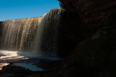 Ormanlardaki küçük Estonya şelalesi