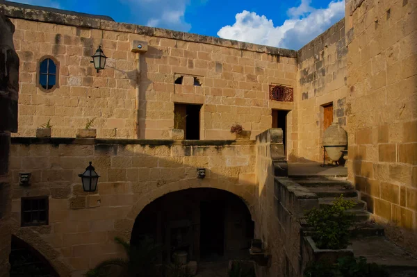 Antiguo Patio Con Interior Bajo Cielo Azul — Foto de Stock