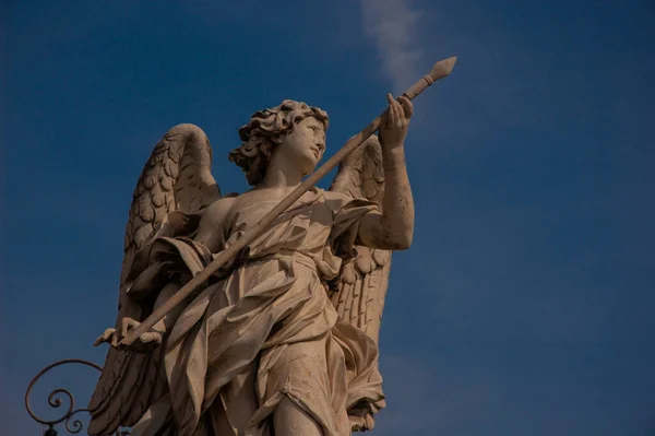 墓地の悲しい天使の彫刻 — ストック写真