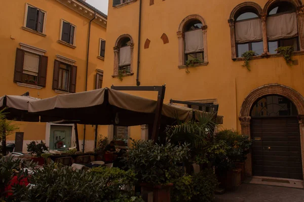 Yazın eski Avrupa caddesi. Sıcak ışık