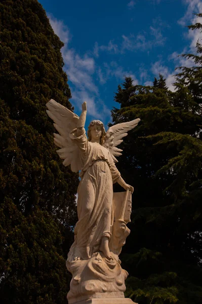 墓地上的悲伤天使雕塑 — 图库照片
