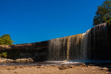 Ormanlardaki küçük Estonya şelalesi