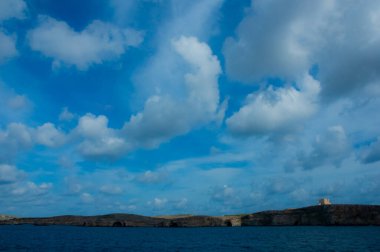 Kayalar ve mavi suyla Malta kıyısı