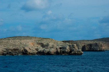 Kayalar ve mavi suyla Malta kıyısı