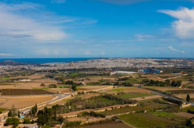 Malta ve yeşil vadi ve kale manzaraları