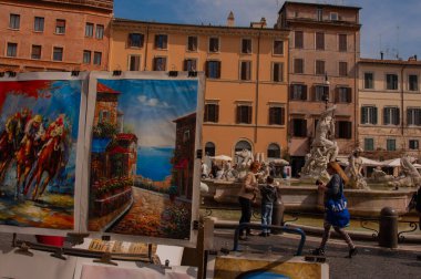 Yazın eski Avrupa caddesi. Sıcak ışık