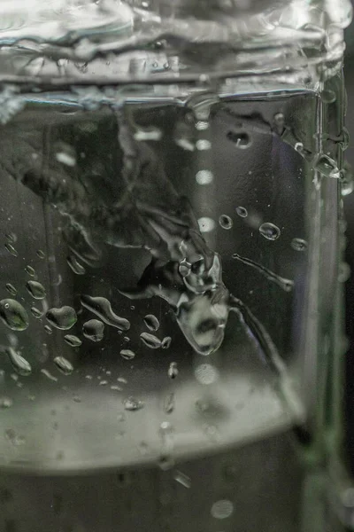 香水瓶のマクロに水が落ちる — ストック写真