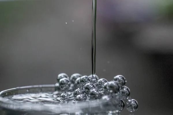 Pärlpärlor Ett Glas Med Vattendroppar Silverfärg — Stockfoto