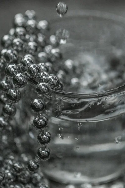 Gyöngy Gyöngyök Egy Pohár Víz Csepp Ezüst Színű — Stock Fotó