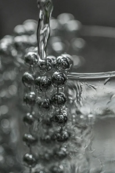 Pärlpärlor Ett Glas Med Vattendroppar Silverfärg — Stockfoto