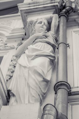 Bir Rönesans malikanesinin perdesi