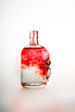 Kırmızı kıvrımlı kafatası şişesi bileşimi. 