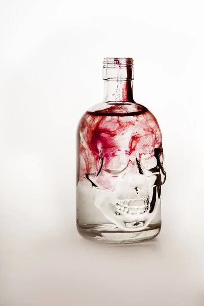 红水旋涡骷髅瓶组合物 — 图库照片