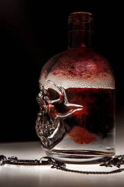 Kırmızı kıvrımlı kafatası şişesi bileşimi. 