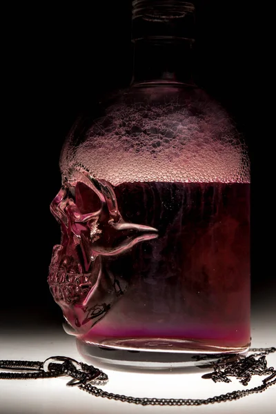 红水旋涡骷髅瓶组合物 — 图库照片