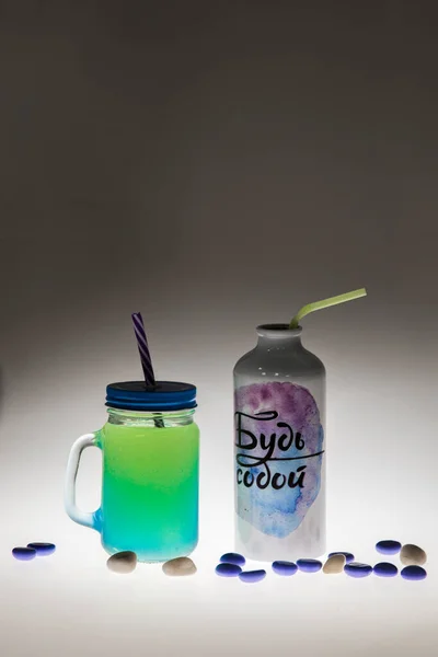 绿色和蓝色的组合与瓶子和灯泡 瓶子上的文字做你自己 — 图库照片