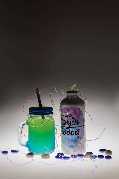 绿色和蓝色的组合与瓶子和灯泡 瓶子上的文字做你自己 — 图库照片
