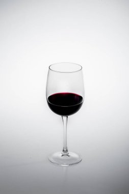 Beyaz arka planda bir kadeh şarap.