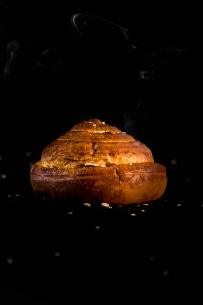 Rolo Pão Com Sementes Fundo Preto — Fotografia de Stock