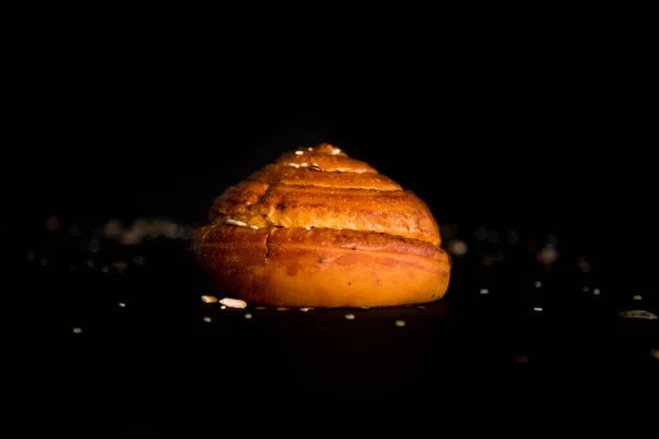 Хлібний Рулет Насінням Чорному Тлі — стокове фото